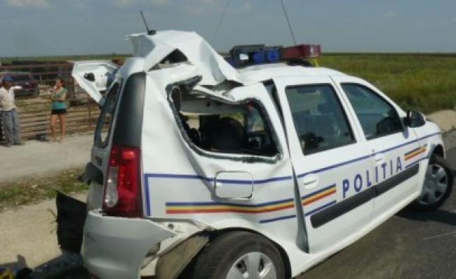 Un şofer băut a distrus maşina Poliţiei din Adamclisi şi a fugit de la locul accidentului